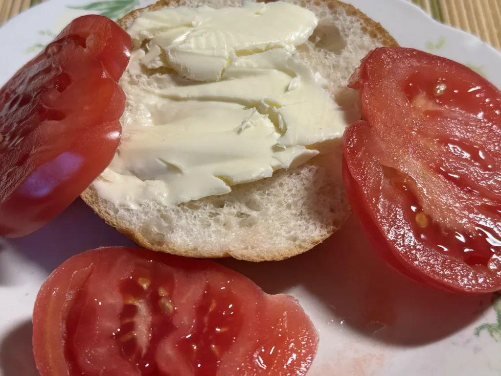 Prosta jajecznica z pomidorem i kajzerką
